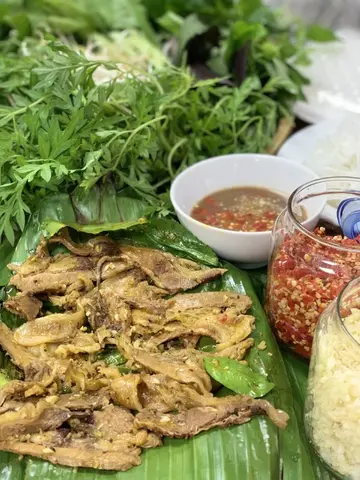 Hình ảnh Mẹt bò nướng lá chuối cuốn bánh tráng rau rừng