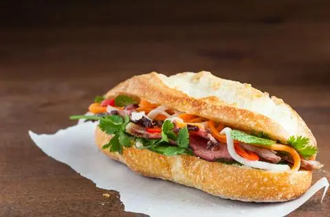 Hình ảnh Bánh mì đầy đủ