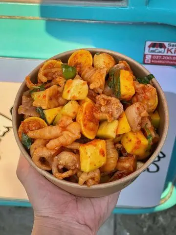 Hình ảnh Chân gà rút xương sốt Thái mix trứng non