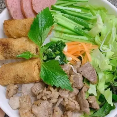 Hình ảnh Bún thịt xào - chả giò hải sản