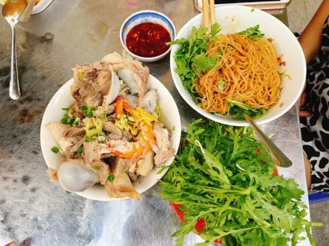 Hình ảnh Hủ tiếu khô đầy đủ có xương
