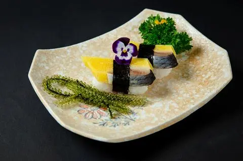 Hình ảnh Cơm nắm cá trích ép trứng - pacific herring with roe nigiri - ni22