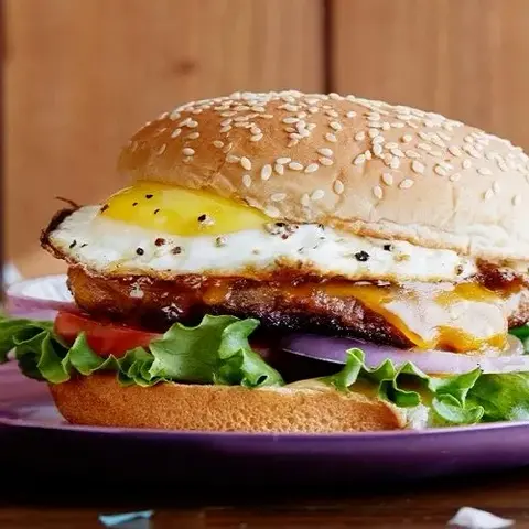 Hình ảnh Burger bò và trứng - Classic beef and egg