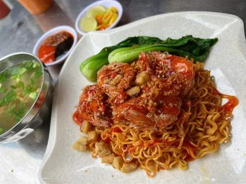 Hình ảnh Mì trộn muối ớt tôm sốt bơ tỏi