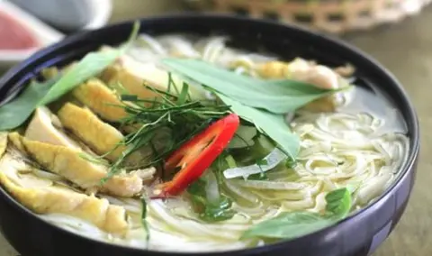 Hình ảnh Bánh canh đùi gà chặt