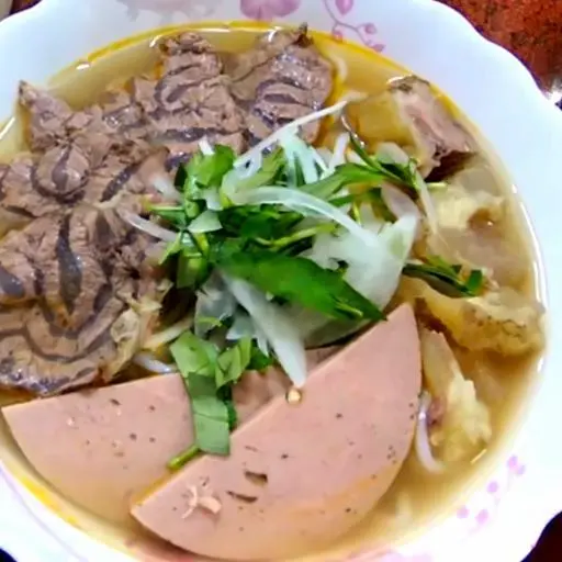 Hình ảnh Bún bò tái nạm