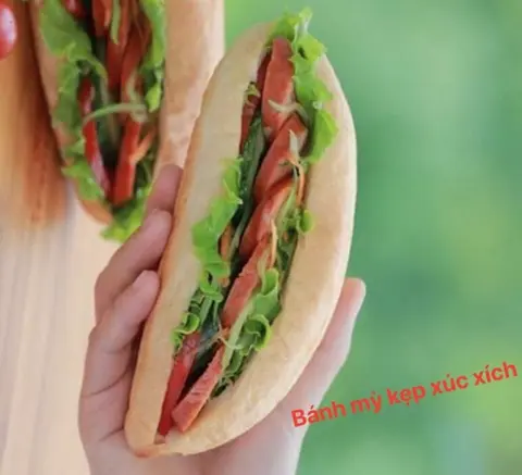 Hình ảnh Bánh mì kẹp xúc xích