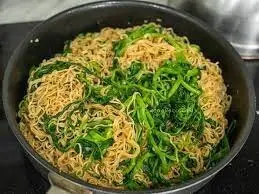 Hình ảnh Tôm xào mì gói rau muống