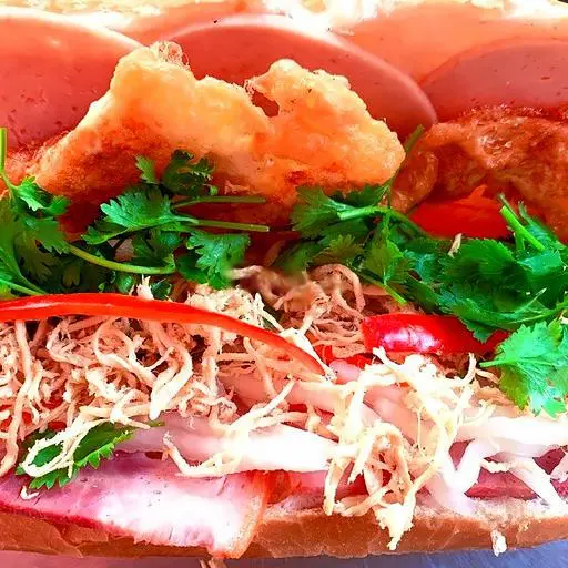 Hình ảnh Bánh mì gà xé - thịt chả