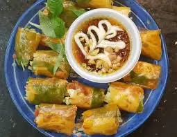 Hình ảnh Bánh tráng cuốn chấm sốt me bơ