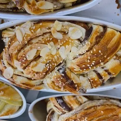 Hình ảnh Bánh mì hoa cúc đậu đỏ