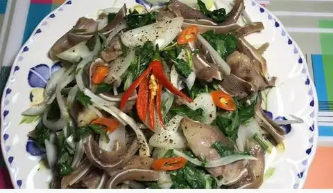Hình ảnh Tai heo bóp rau răm củ hành