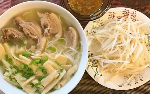 Hình ảnh Bún măng gà ta xé