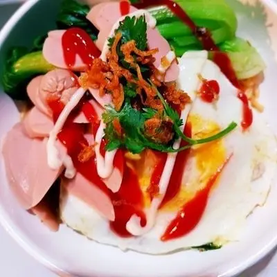 Hình ảnh Mì trộn trứng xúc xích