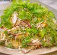 Hình ảnh Gà nguyên con trộn gỏi chua ngọt