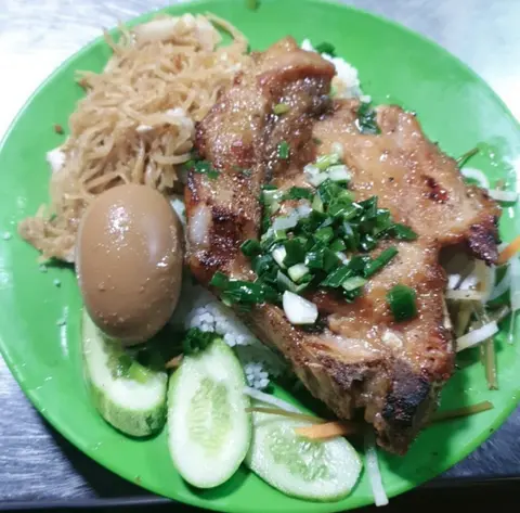 Hình ảnh Cơm sườn bì trứng kho
