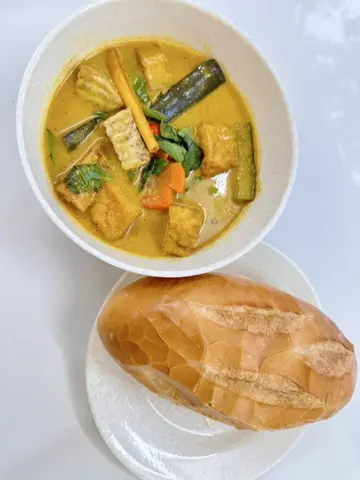 Hình ảnh Cà ri chay kèm bánh mì
