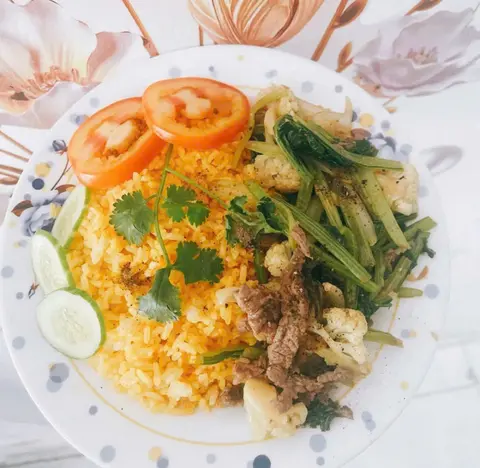 Hình ảnh Cơm chiên bò xào cải