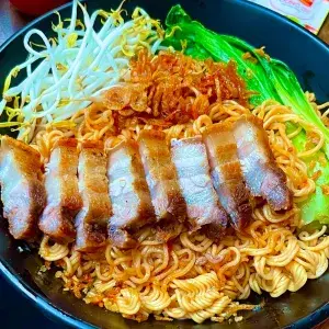 Hình ảnh Mì trộn ba rọi mắm tỏi
