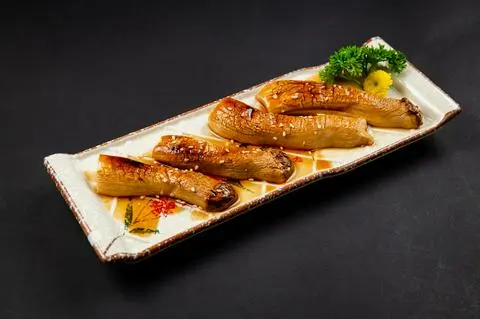 Hình ảnh Nấm đùi gà nướng sốt shitake  - grilled king oyster mushroom with shitake sauce - ve16