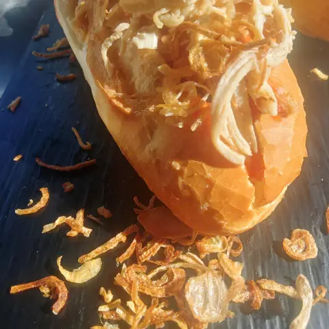 Hình ảnh Bánh mì gà xé