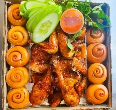 Hình ảnh Combo gà nướng sốt mắm nhĩ - 1 cơm lam - 5 bánh bao