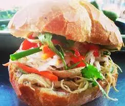 Hình ảnh Bánh mì gà xé