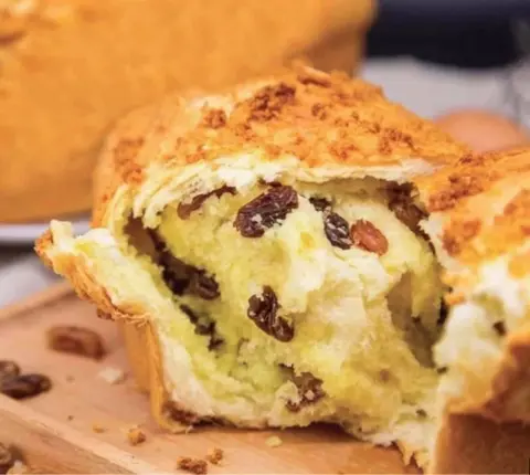 Hình ảnh Bánh mì nhân nho dừa