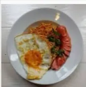 Hình ảnh Mì Trộn Trứng Ốp La + Xúc Xích