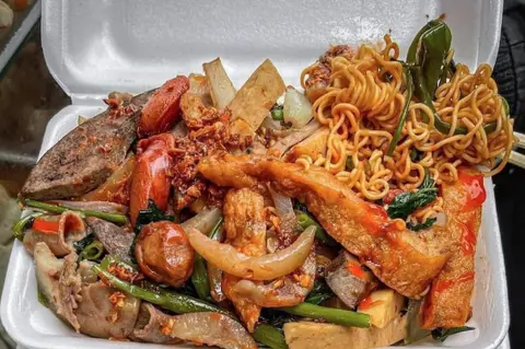 Hình ảnh Mì xào trứng - ly nước