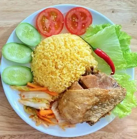 Hình ảnh Cơm gà xối mỡ má đùi