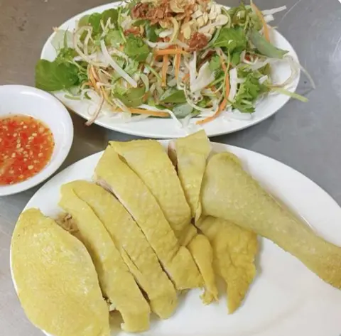 Hình ảnh Góc tư gà chặt lá chanh