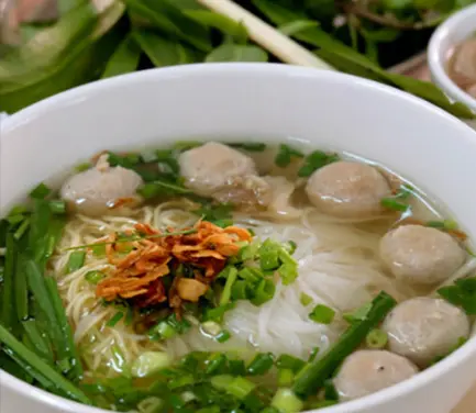 Hình ảnh Hủ tiếu thịt + bò viên +huyết