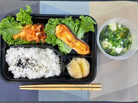 Hình ảnh Sake shio yaki bento - Cơm cá hồi nướng muối