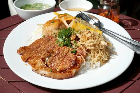 Hình ảnh Cơm sườn bì chả