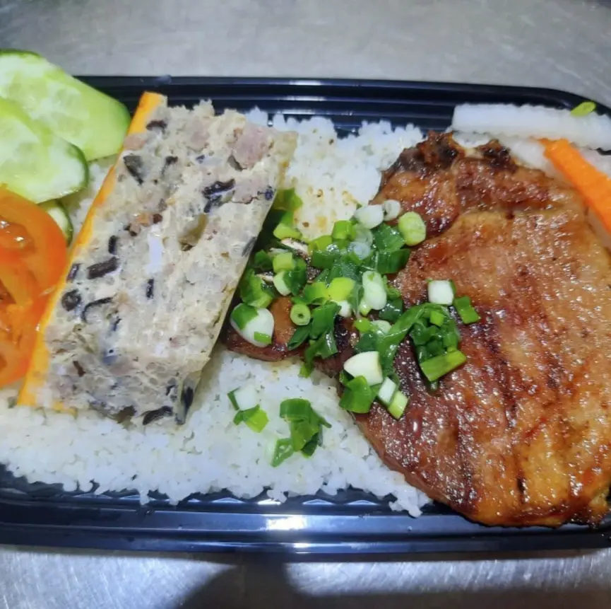Hình ảnh Cơm sườn chả ( tặng canh )