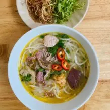 Hình ảnh Bún bò tái - chả cây - chả cua