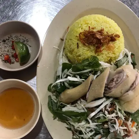 Hình ảnh Cơm gà chặt - gỏi rau