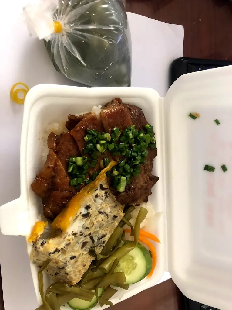 Hình ảnh Cơm tấm sườn chả