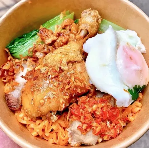 Hình ảnh Mì trộn gà quay bò trứng