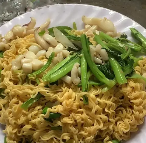 Hình ảnh Mực ống xào mì muống