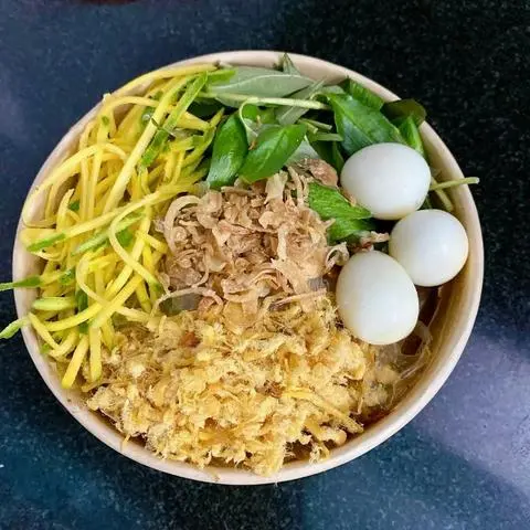 Hình ảnh Bánh tráng trộn sốt tắc chà bông trứng cút
