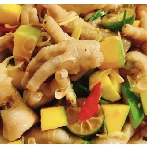 Hình ảnh Chân gà rút xương lắc cốc xoài