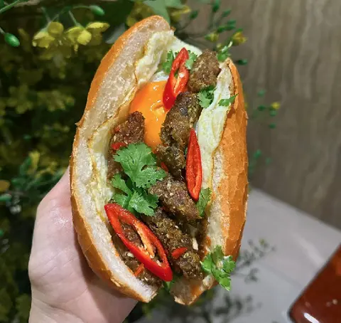 Hình ảnh Bánh mì thịt nướng ốp la