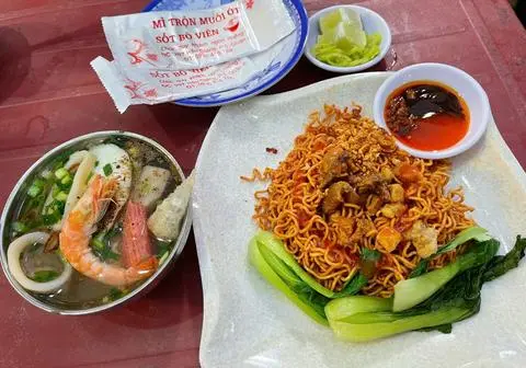 Hình ảnh Mì trộn thập cẩm hải sản chua cay