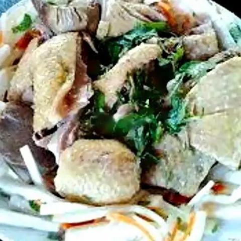 Hình ảnh Gà luộc chặt kèm rau gỏi