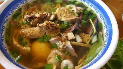 Hình ảnh Bún măng lòng dồi trường trứng non