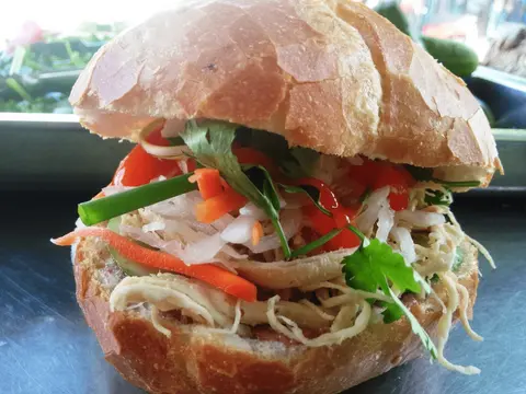 Hình ảnh Bánh mì gà xé bơ tỏi