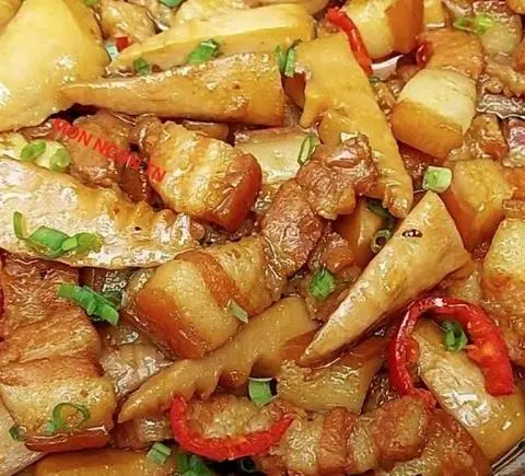 Hình ảnh Thịt kho măng có cơm - rau xào