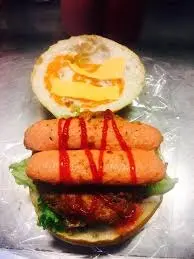 Hình ảnh Hamburger trứng bò xúc xích